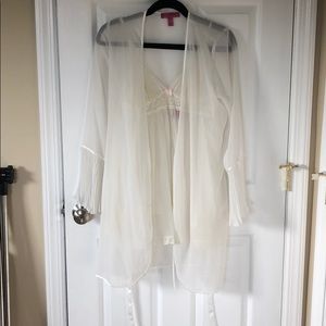 Betsy Johnson chemise & matching robe set